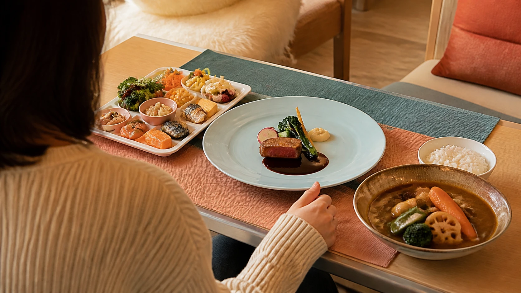 北海道食材のビュッフェとコース料理を肩越しに選ぶ旅行者
