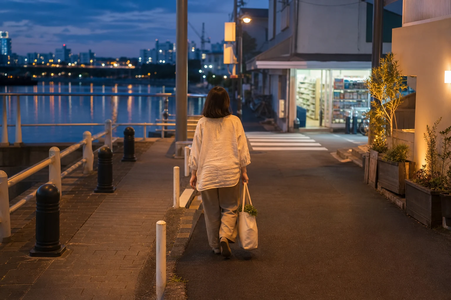 横浜の夜景が見える街路で周辺コンビニへ向かう旅行者の後ろ姿
