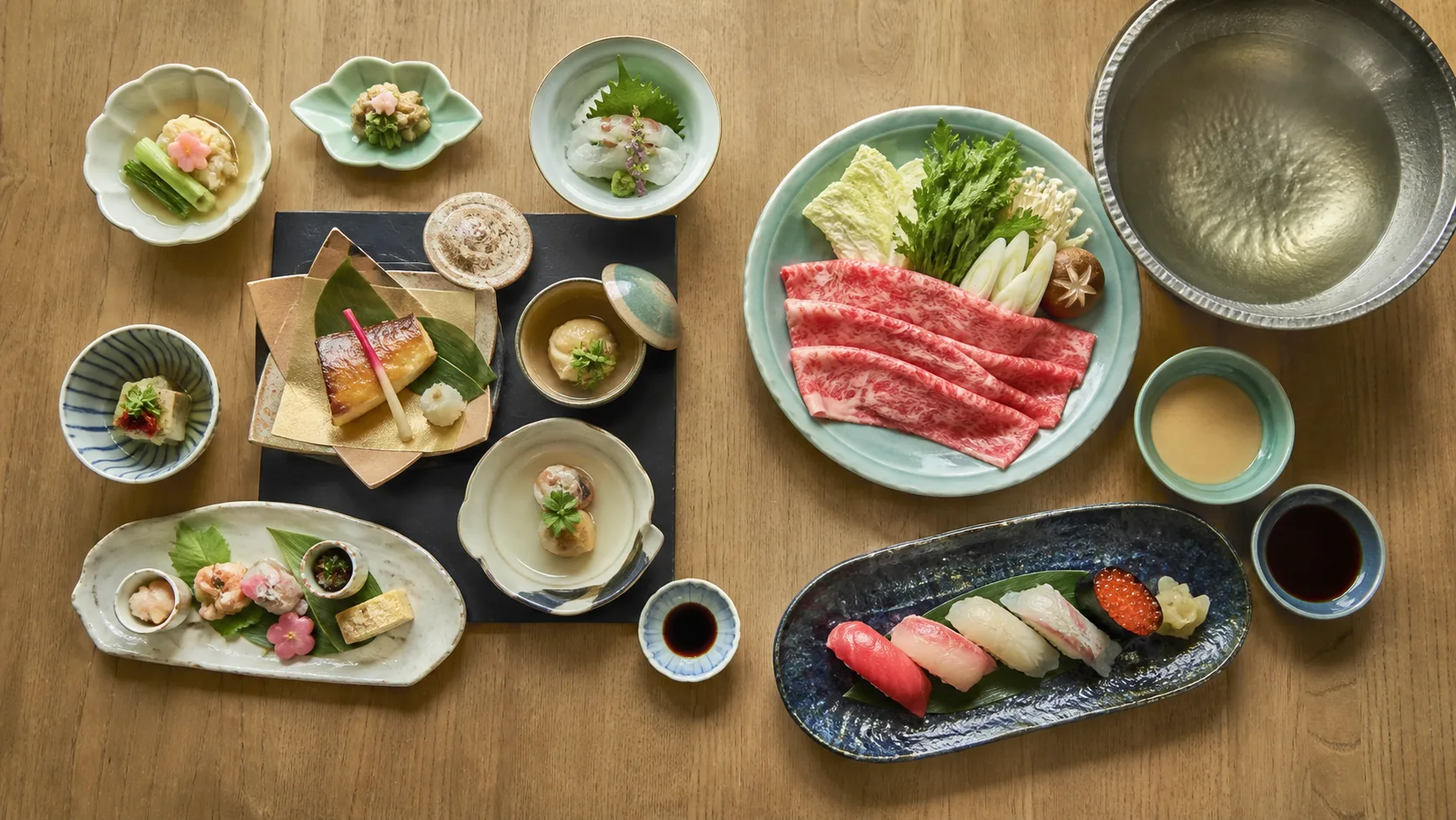 和食会席と和牛しゃぶしゃぶを見比べる温泉旅行の食事イメージ