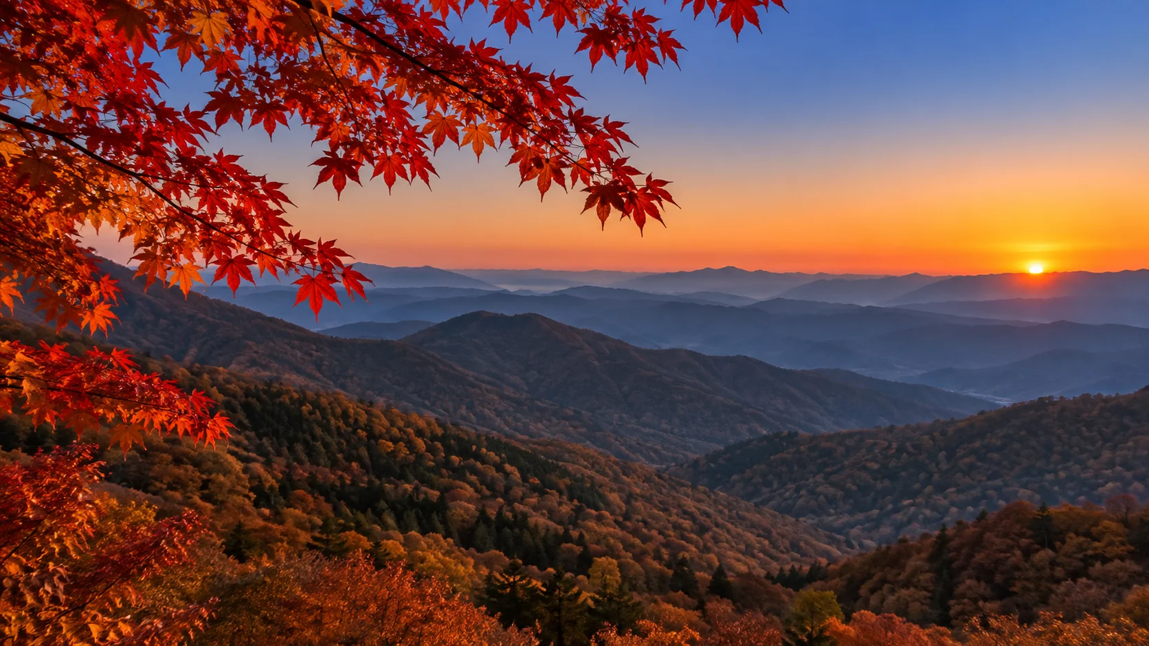 夕暮れに染まる紅葉の山並み