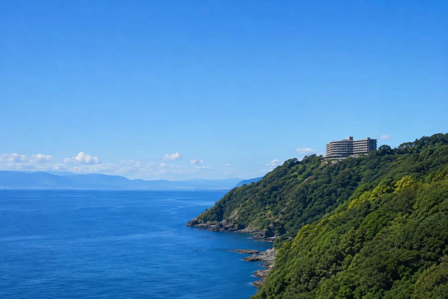 熱海の海を見下ろす高台に建つ大型ホテルの外観