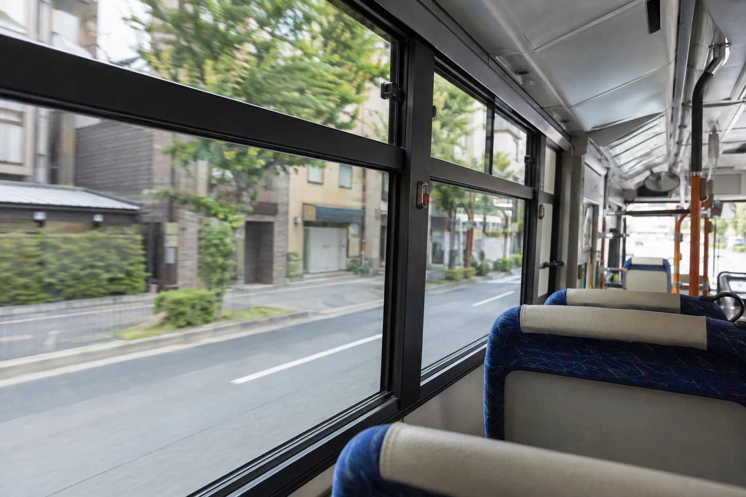 京都市内を走る路線バスの車内から見た街並み
