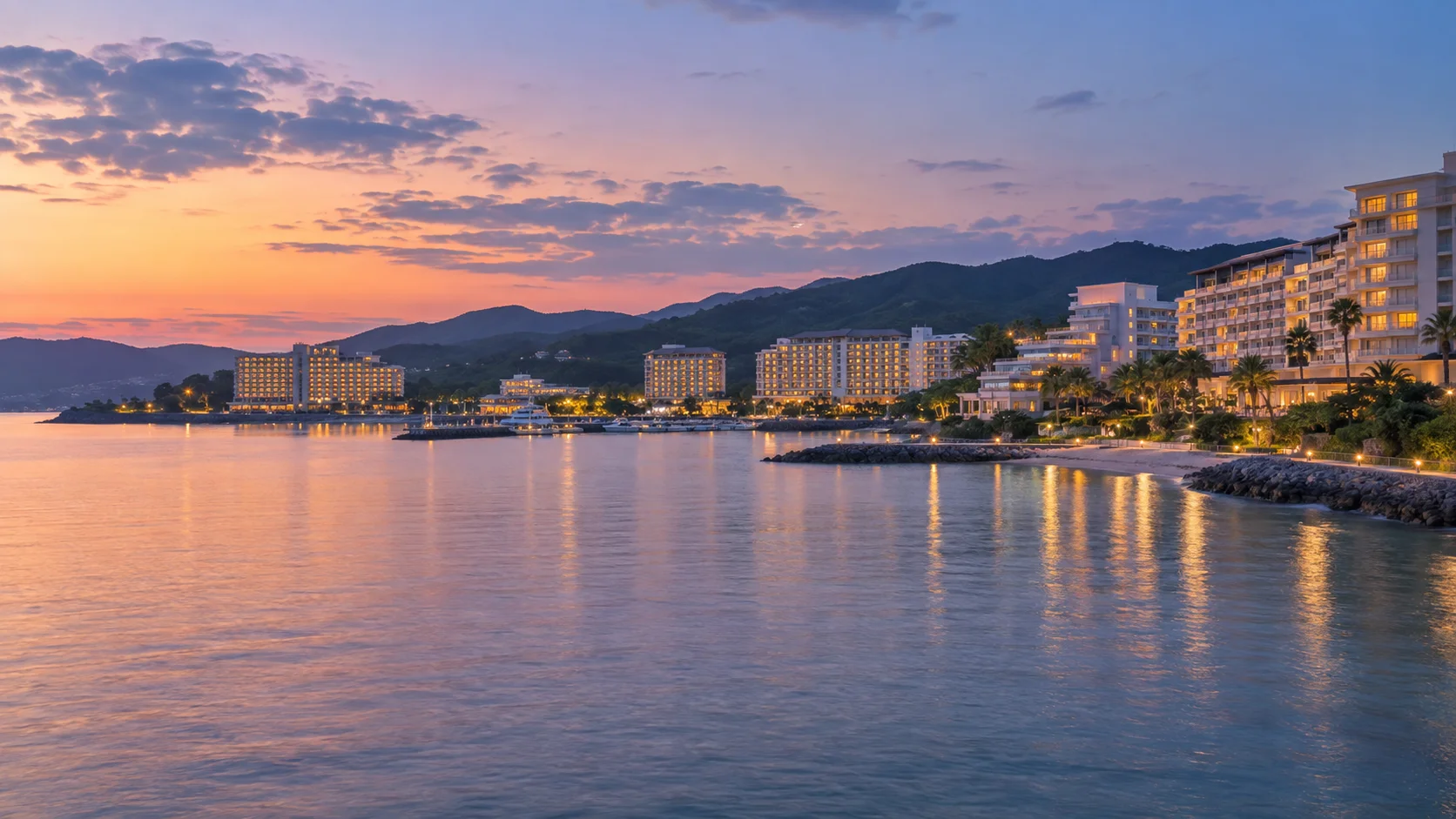 湾沿いにホテルが並ぶ街並みを夕暮れに写した一般的な風景