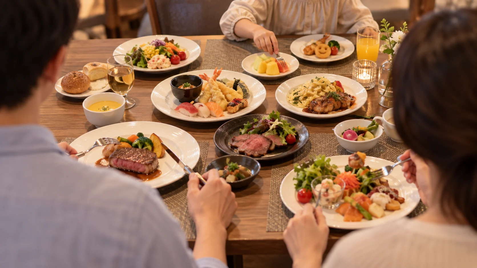 家族で囲む夕食のテーブルに並ぶ料理と取り皿